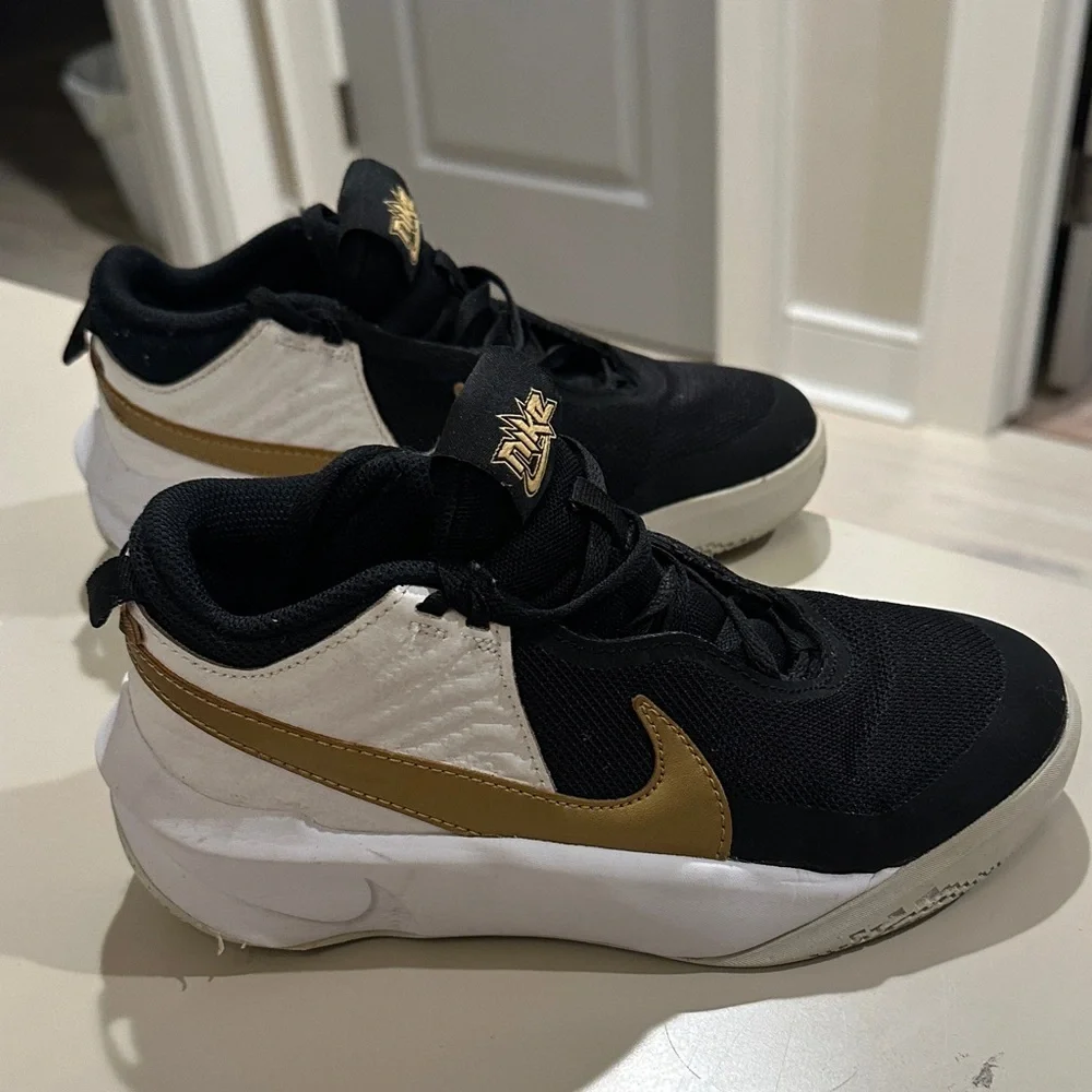 Nike Team Hustle D 10 Gs Black Metallic Gold White